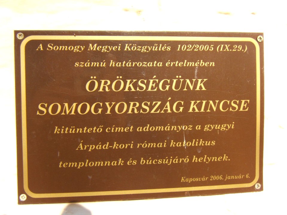 Gyugy, tábla a templomon