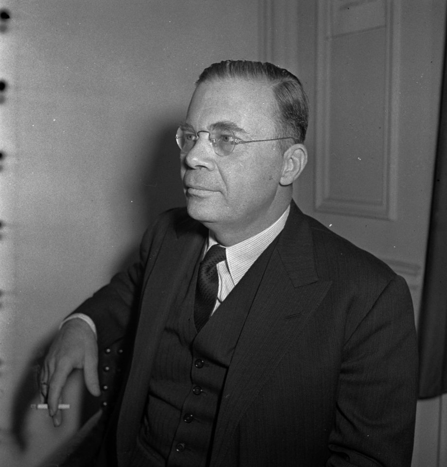 H.J. van Mook, minister van Koloniën na terugkomst uit Australië, Bestanddeelnr 935-1088