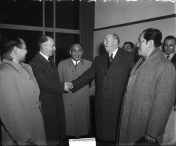 H.M. Cochran lid van de Commissie van Goede Diensten van de VN per KLM naar Pa, Bestanddeelnr 903-6995