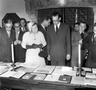 H. M. bezoekt tentoonstelling Bezige Bij Muiderslot, Bestanddeelnr 905-4320