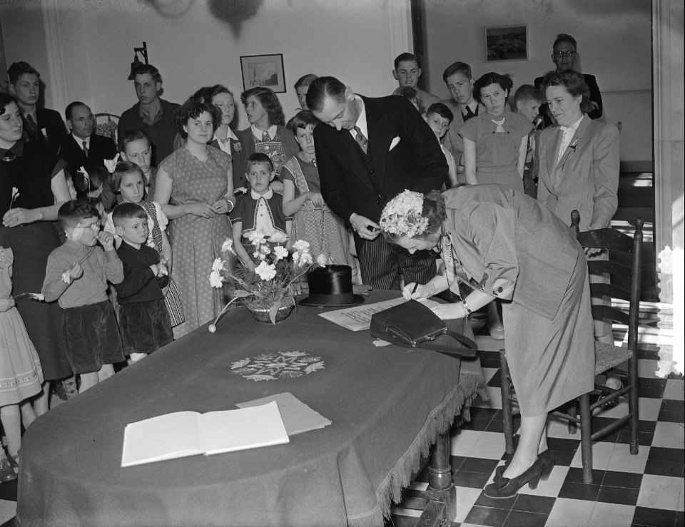 H. M. de Koningin bezoekt Buren Weeshuis, Bestanddeelnr 905-6757