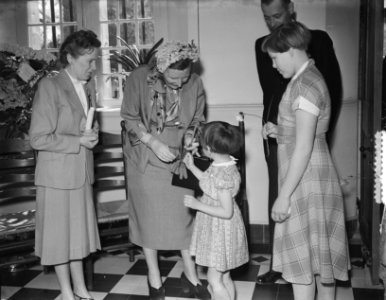 H. M. de Koningin bezoekt Buren Weeshuis, Bestanddeelnr 905-6758