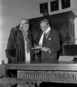 H. M. bezoekt tentoonstelling Bezige Bij Muiderslot, Bestanddeelnr 905-4318