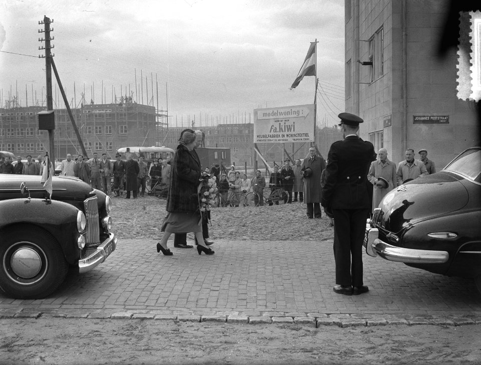 H. M. de Koningin opent tuinstad Slotermeer te Amsterdam, Bestanddeelnr 905-3485
