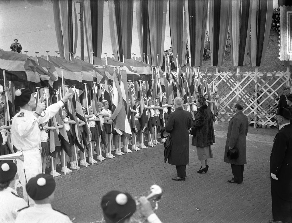H. M. de Koningin opent tuinstad Slotermeer te Amsterdam, Bestanddeelnr 905-3478
