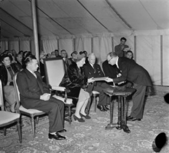 H. M. de Koningin opent tuinstad Slotermeer te Amsterdam, Bestanddeelnr 905-3487