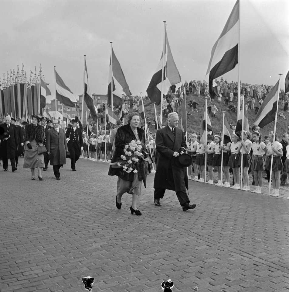 H. M. de Koningin opent tuinstad Slotermeer te Amsterdam, Bestanddeelnr 905-3495