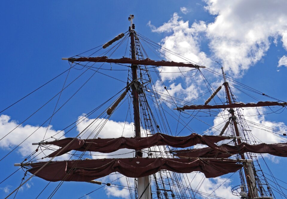 Zweimaster brigg brown sail