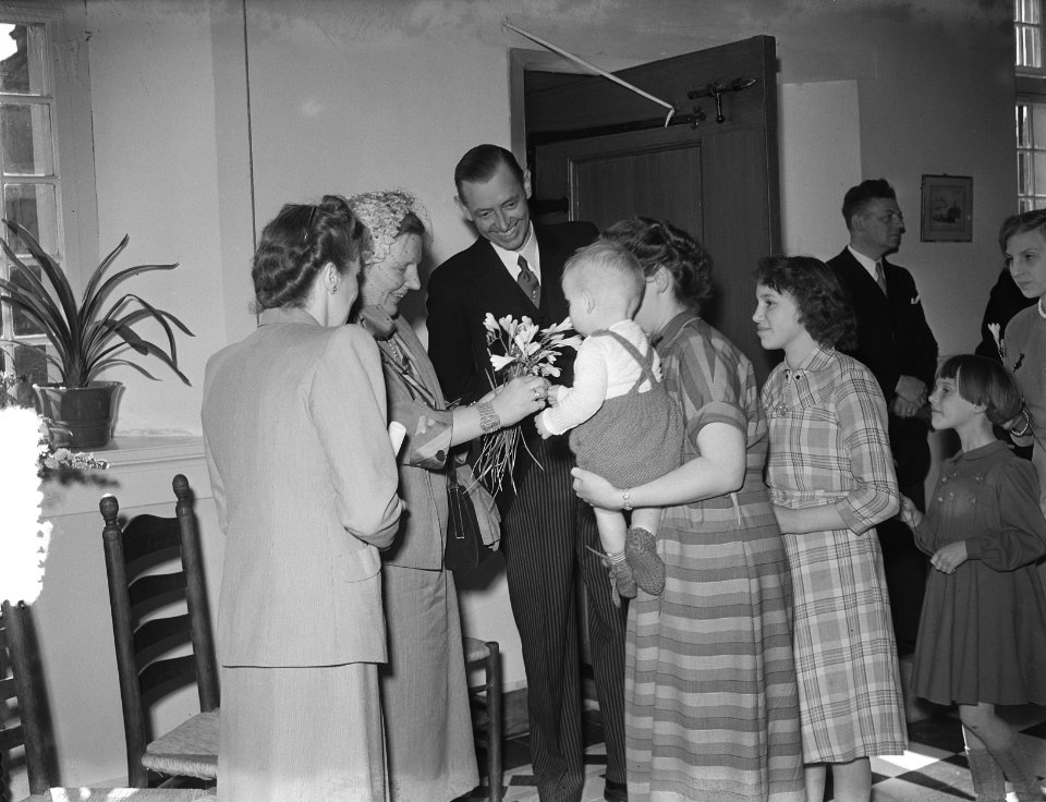 H. M. de Koningin bezoekt Buren Weeshuis, Bestanddeelnr 905-6763