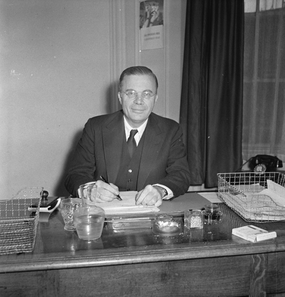 H.J. van Mook, minister van Koloniën na terugkomst uit Australië, Bestanddeelnr 935-1089