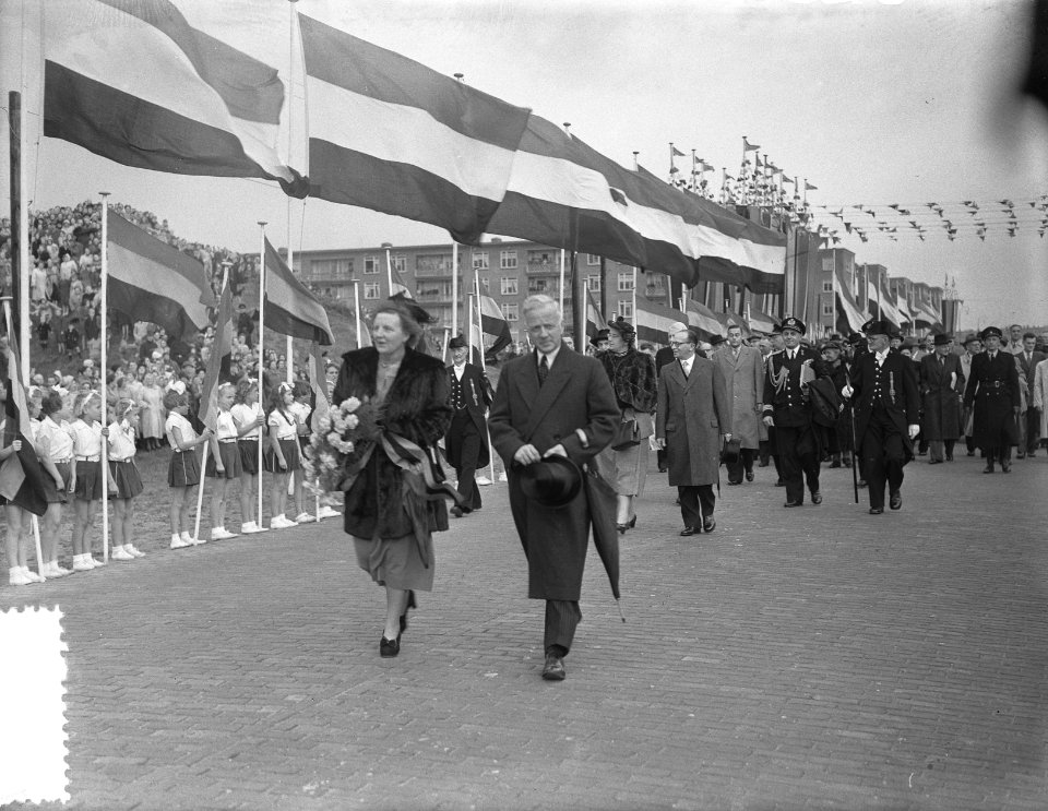 H. M. de Koningin opent tuinstad Slotermeer te Amsterdam, Bestanddeelnr 905-3479