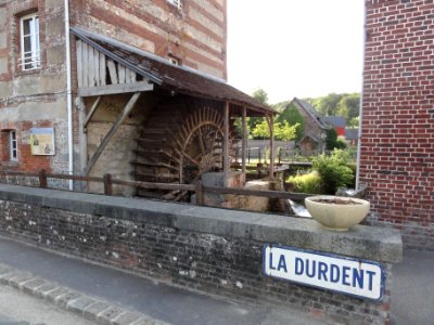 Héricourt-en-Caux (Seine-Mar.) la Durdent et le grand moulin (01)