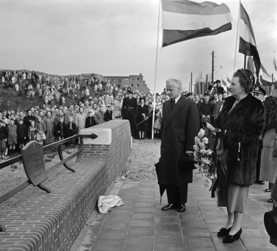 H. M. de Koningin opent tuinstad Slotermeer te Amsterdam, Bestanddeelnr 905-3494