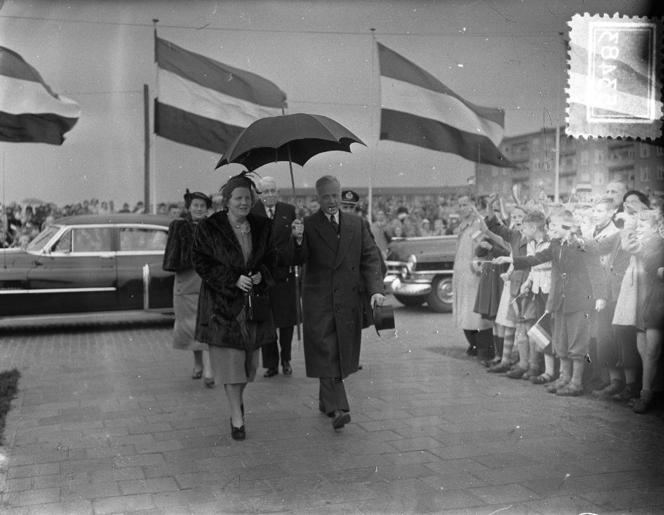 H. M. de Koningin opent tuinstad Slotermeer te Amsterdam, Bestanddeelnr 905-3483