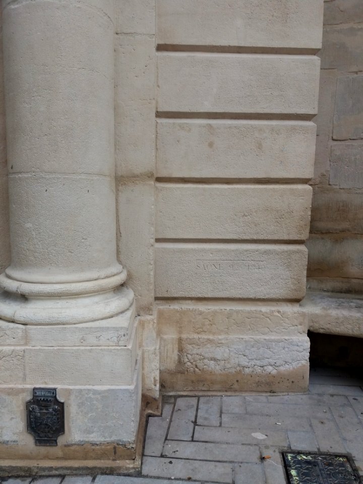 Hôtel-Dieu de Lyon - Porte place de l'Hôpital, niveau de la Saône en 1840 et bas de colonne