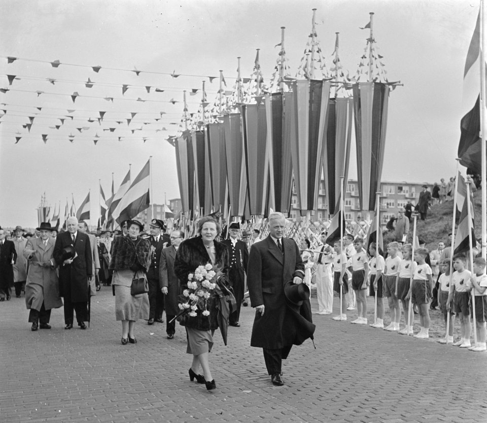 H. M. de Koningin opent tuinstad Slotermeer te Amsterdam, Bestanddeelnr 905-3486