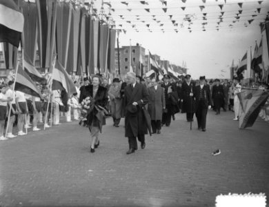 H. M. de Koningin opent tuinstad Slotermeer te Amsterdam, Bestanddeelnr 905-3482