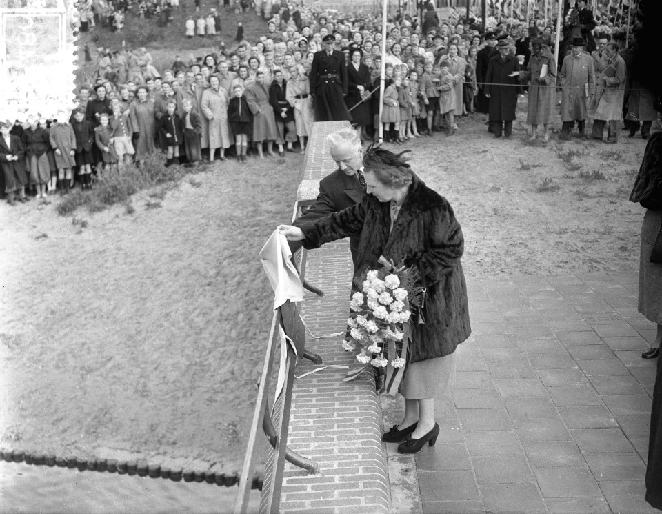 H. M. de Koningin opent tuinstad Slotermeer te Amsterdam, Bestanddeelnr 905-3480
