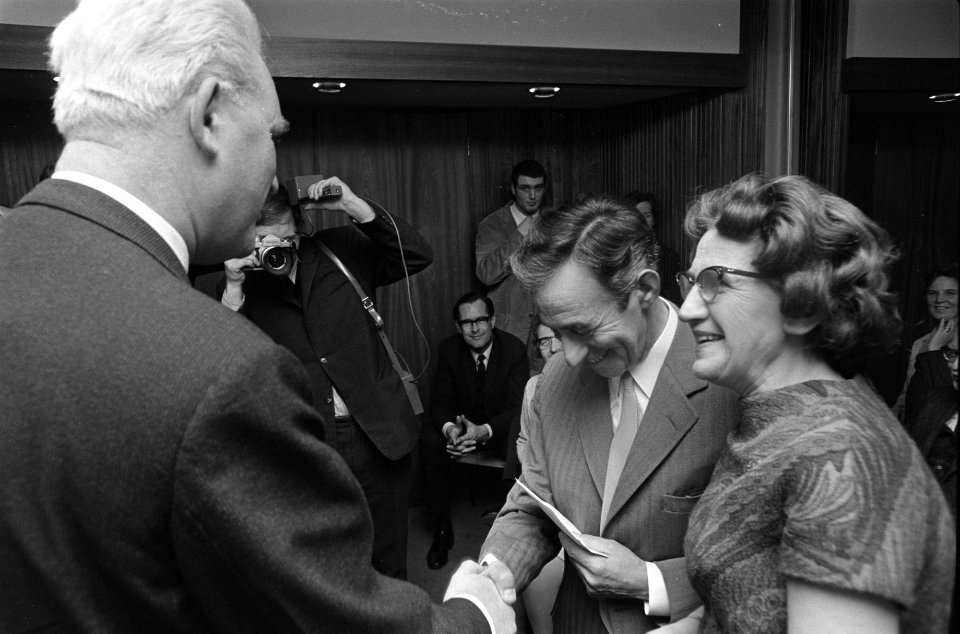 H. Roland Holst prijs uitgereikt aan B.A. Sijes (rechts) door prof.dr. G. Stuive, Bestanddeelnr 921-8792