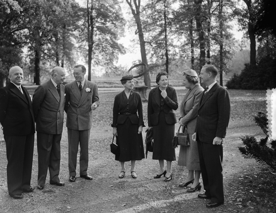 H. M. ontvangt Lord Ismay op Raaphorst te Wassenaar, Bestanddeelnr 905-3777