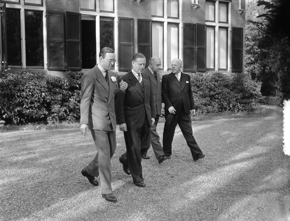 H. M. ontvangt Lord Ismay op Raaphorst te Wassenaar, Bestanddeelnr 905-3775