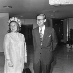 H. K. H. Prinses Margriet en Mr. Van Vollenhoven komen aan op Schiphol na bijwon, Bestanddeelnr 922-7787
