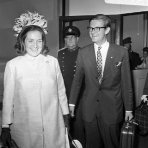 H. K. H. Prinses Margriet en Mr. Van Vollenhoven komen aan op Schiphol na bijwon, Bestanddeelnr 922-7784