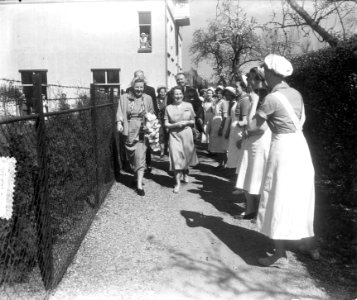 H. M. de Koningin bezoekt zetten Heldringgesticht, Bestanddeelnr 905-6756
