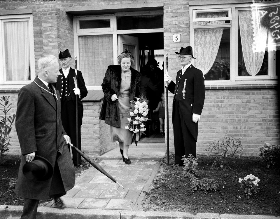 H. M. de Koningin opent tuinstad Slotermeer te Amsterdam en zij ging op bezoek b, Bestanddeelnr 934-5437