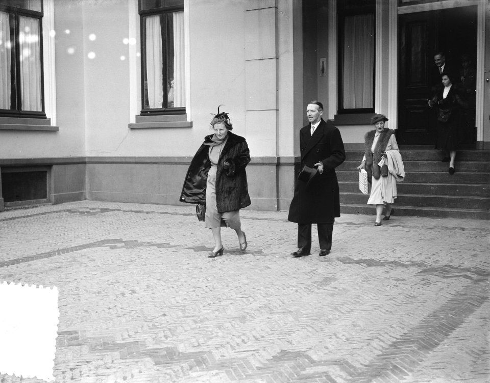 H. M. de Koningin bezoekt Leeuwarden glasngatief, Bestanddeelnr 905-3269