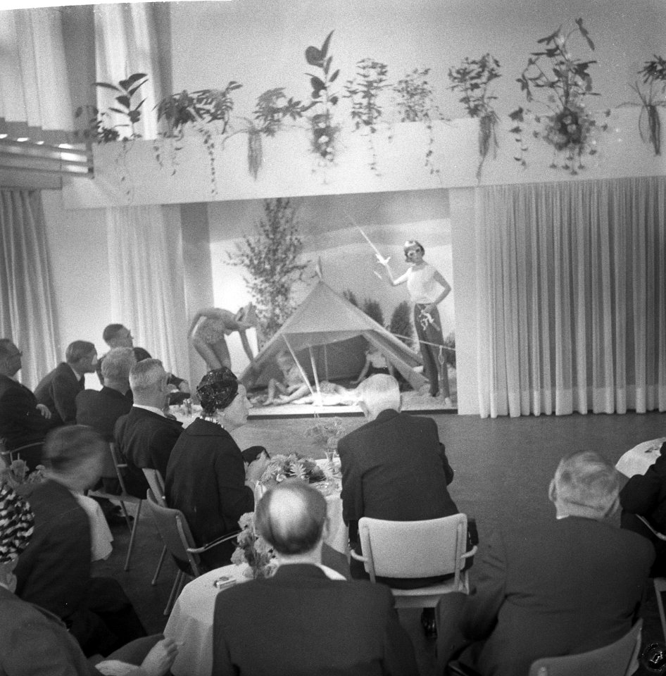 H. M. de Koningin in Emmen. Opvoering spel, Bestanddeelnr 912-7089