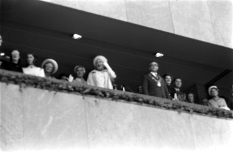 H. M. Koningin Juliana opent stadhuis te Eindhoven Hare Majesteit op balkon, Bestanddeelnr 922-8029