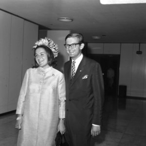 H. K. H. Prinses Margriet en Mr. Van Vollenhoven komen aan op Schiphol na bijwon, Bestanddeelnr 922-7786