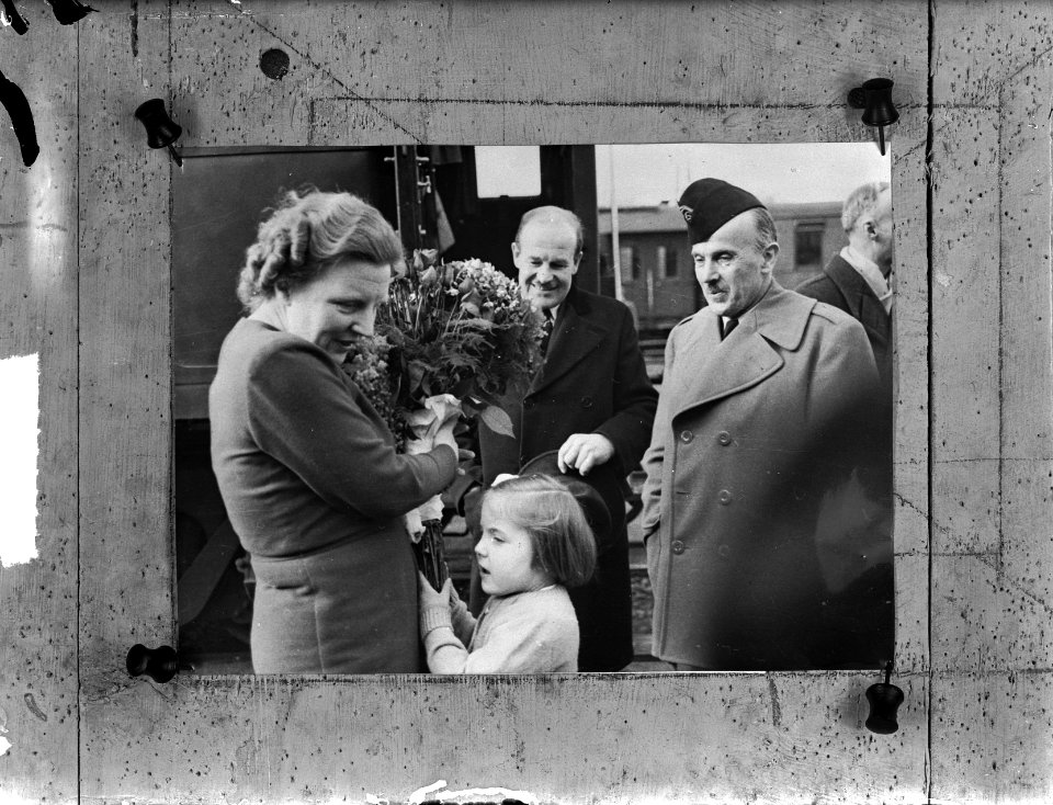 H. M. koningin Juliana aan Oostenrijkse grens. Met prinses Margriet, Bestanddeelnr 903-2402