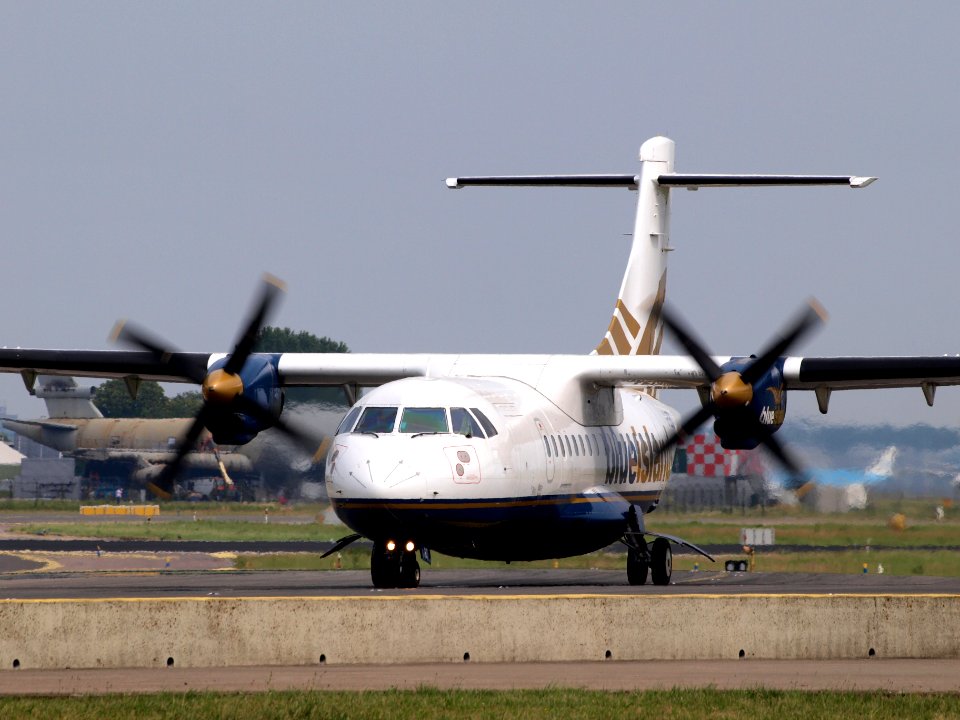 G-ZEBS Blue Islands ATR 42-320 - cn 066 pic2
