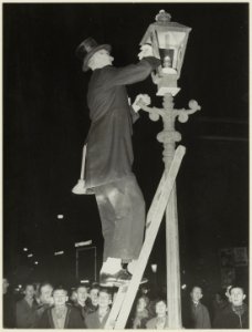Haarlem Lichtstad 1953. Lantaarnopsteker bij de Riviervismarkt. NL-HlmNHA 54004653