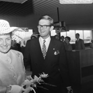 H. K. H. Prinses Margriet en Mr. Van Vollenhoven vertrekken naar het Congres van, Bestanddeelnr 922-7464