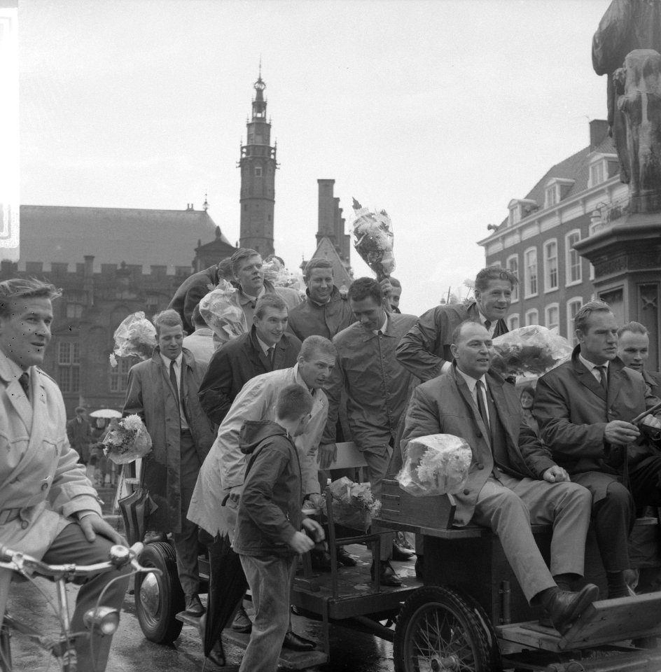 Haarlem Nicols kampioen, hier maken zij rondrit door de stad, Bestanddeelnr 918-2038