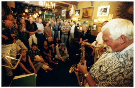 Haarlem Jazzstad. Combo Peter ten Have speelt in D'Oude Florijn aan de Lange Veerstraat. Voorgrond saxofonist Bob Rigter. NL-HlmNHA 54037192