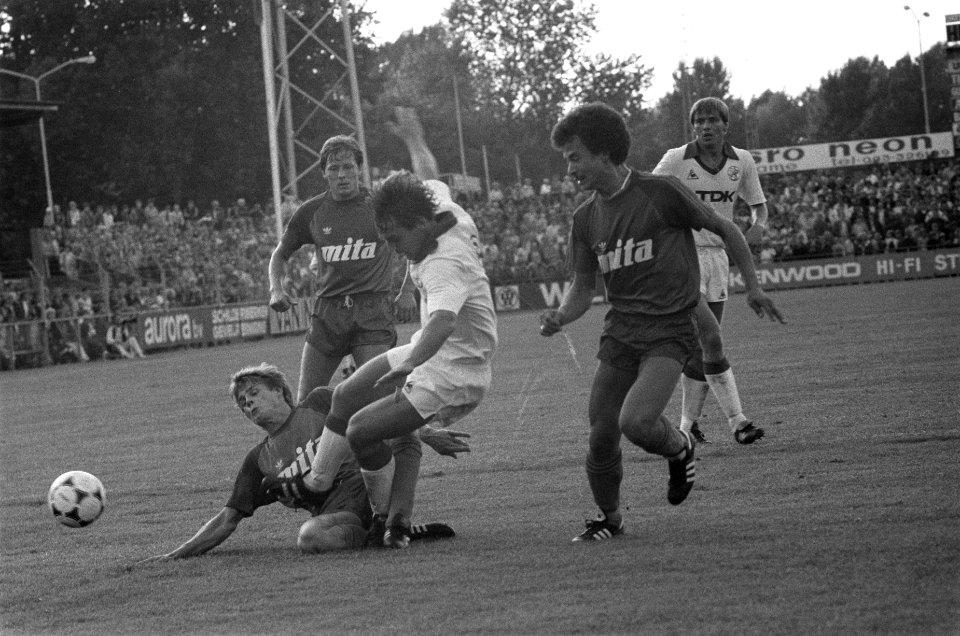 Haarlem tegen Ajax Ophof (Ajax) in duel, Bestanddeelnr 932-2990