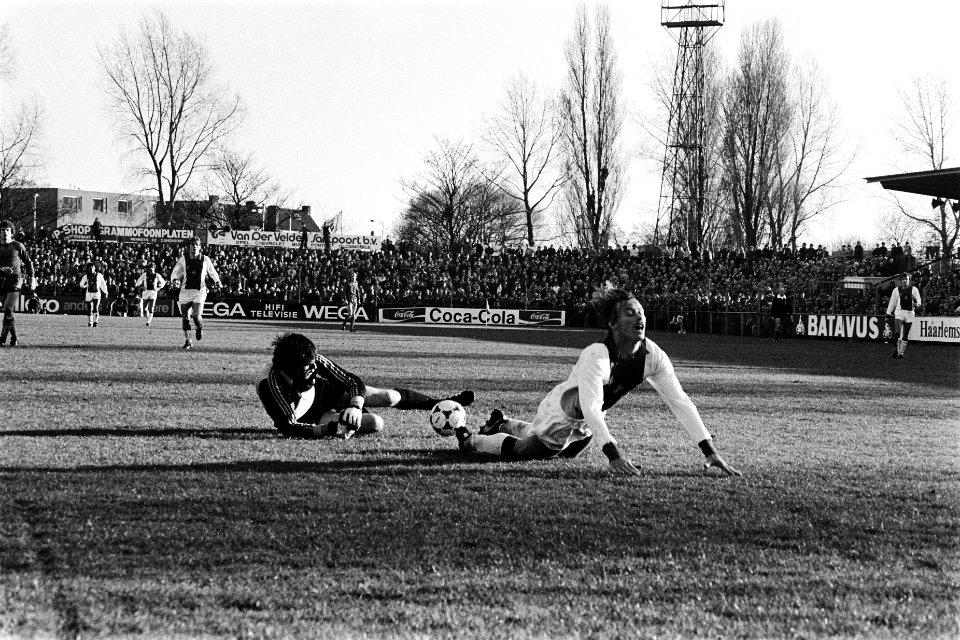 Haarlem tegen Ajax 1-3 Dick Schoenaker (rechts) wordt neergelegd door keeper Bo, Bestanddeelnr 930-6653