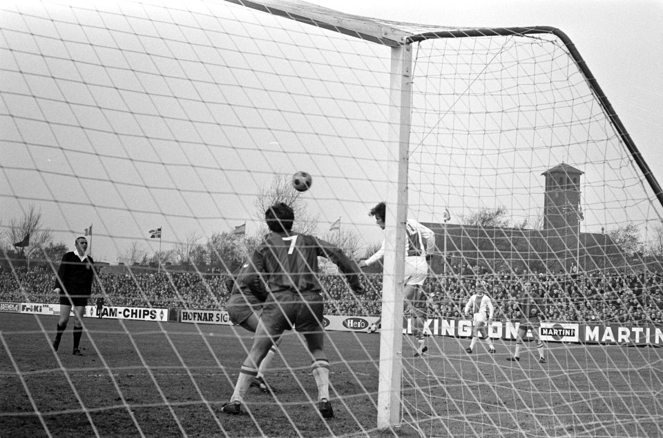 Haarlem tegen Ajax 0-1. Cruijff in duel met Lefering (links), Bestanddeelnr 923-3270