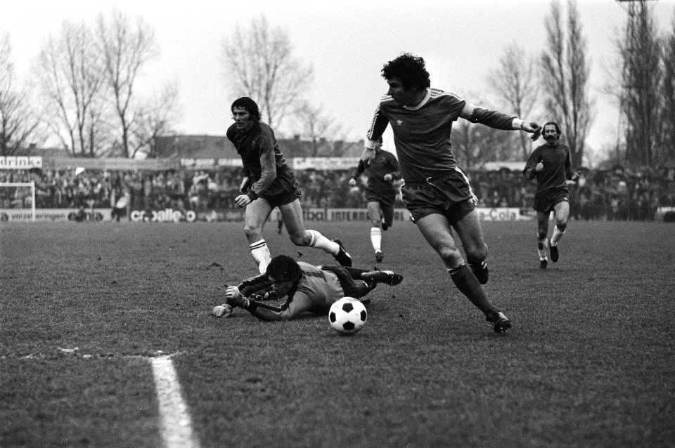Haarlem tegen AZ67 Van Hanegem passeert doelman Boers en scoort 1-0, Bestanddeelnr 929-4779