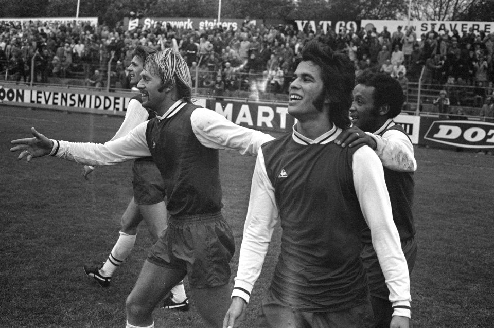 Haarlem tegen Go Ahead Eagles 5-2, een vrolijke Vosmaer (tweede van rechts), Bestanddeelnr 925-9676