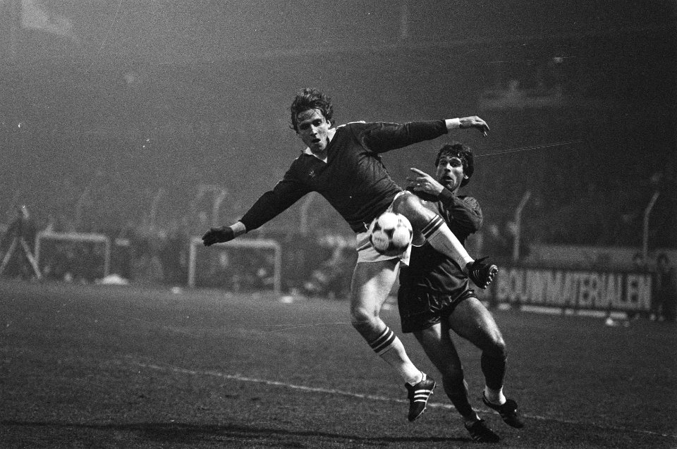 Haarlem tegen AZ67, kwartfinale KNVB-beker 1-1, Nijgaard (voorgrond) in duel met Martin Haar, Bestanddeelnr 931-3435
