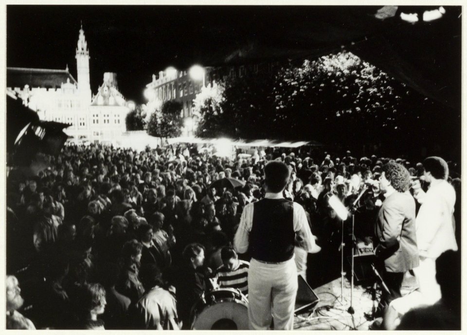 Haarlem Jazz, optreden bij avond op de Grote Markt. NL-HlmNHA 54020867