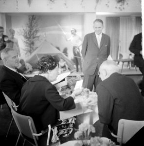 H. M. de Koningin in Emmen. Koningin krijgt een doos postpapier, Bestanddeelnr 912-7092