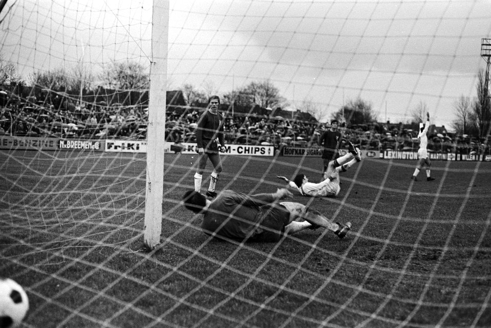 Haarlem tegen Ajax 0-5 Gerrie Mühren (liggend) heeft 4-0 gescoord, Bestanddeelnr 924-0714