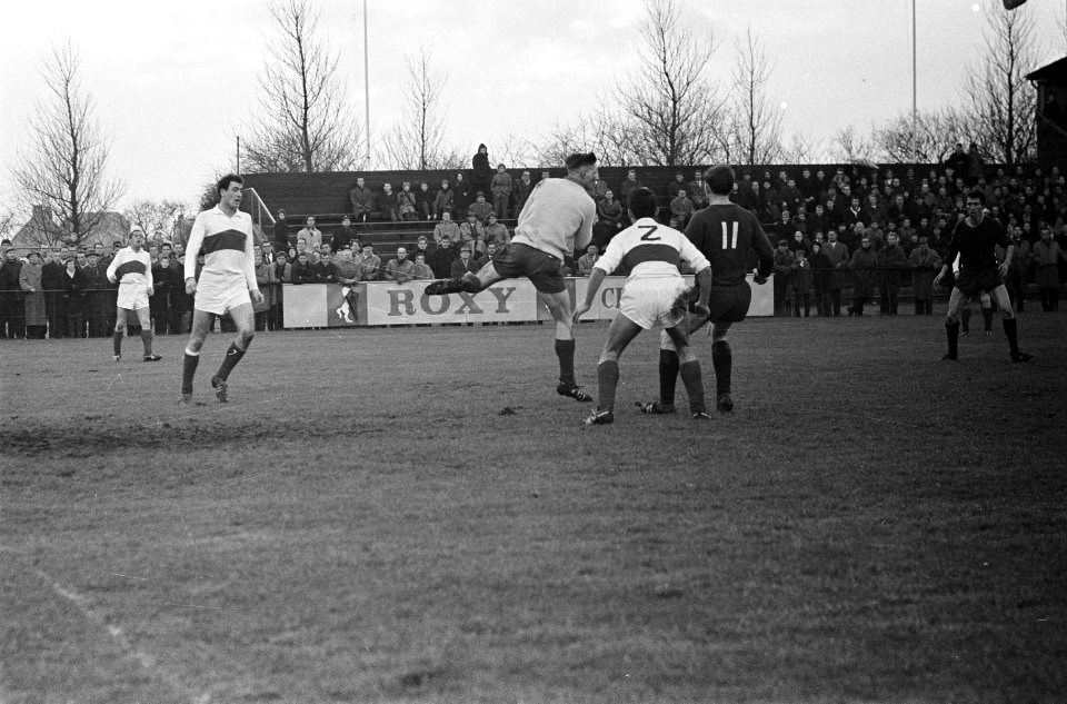 Haarlem tegen Helmondia 55 , v.l.n.r. keeper Van der Heide , Verhulst, Jaski (Ha, Bestanddeelnr 914-6159