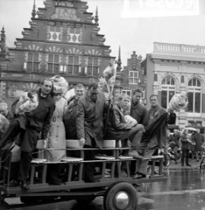 Haarlem Nicols kampioen, hier maken zij rondrit door de stad, Bestanddeelnr 918-2039
